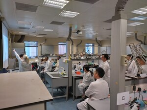 Participants learning eDNA laboratory dos and don’ts from expert. 